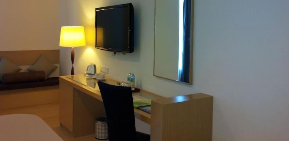De' Garden Hotel, Hotel Butterworth