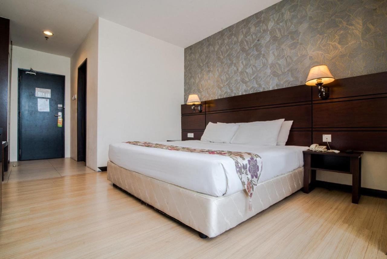 De' Garden Hotel, Hotel Butterworth
